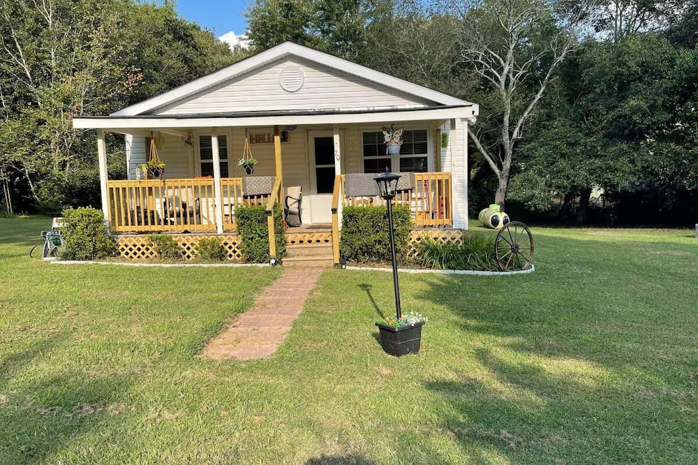 Cartersville Cottage | Butterfly-Crossing TWO Charming 2bedroom Country cottage 1-Acre Cartersville