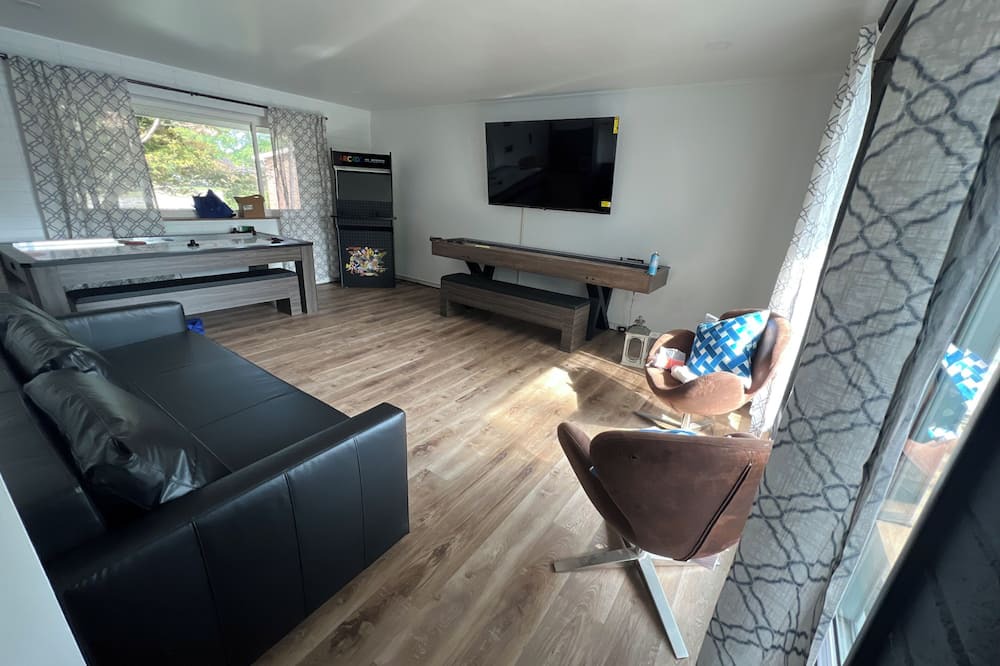 Frankfort House | Spacious 4-Bedroom Home in Frankfurt, IN, Sleeps 16 with Inground Pool