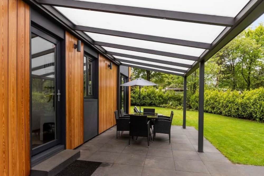 De Hooilanden House | The Veluwe Chalet offers a luxurious and comfortable vacation experience on a spacious plot with a private garden and excellent amenities.