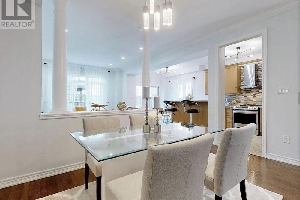 Alcona House | Charming 3-bedroom house in pleasant Innisfil with AC, WiFi.