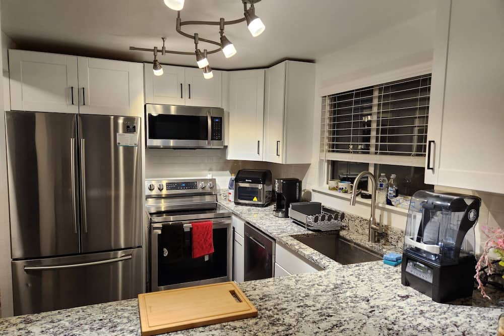 University Place House | Quiet 1 bedroom 1 bathroom in University Place