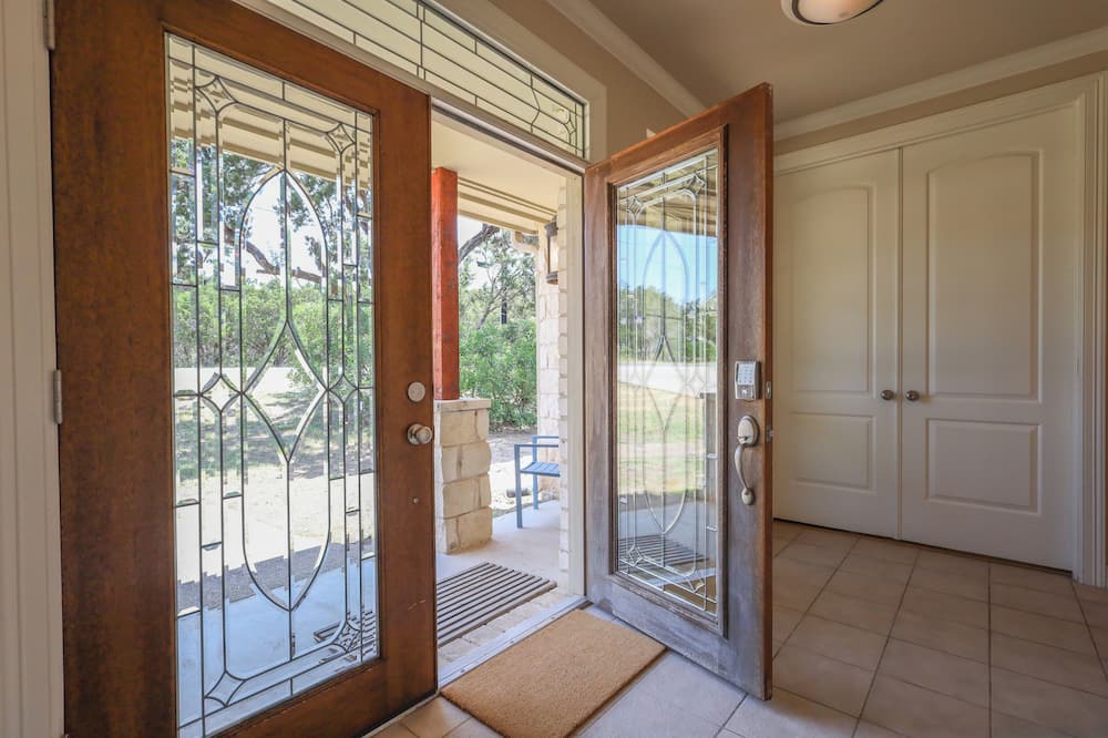 Leon Junction House | Stunning 5 bedroom with lake access