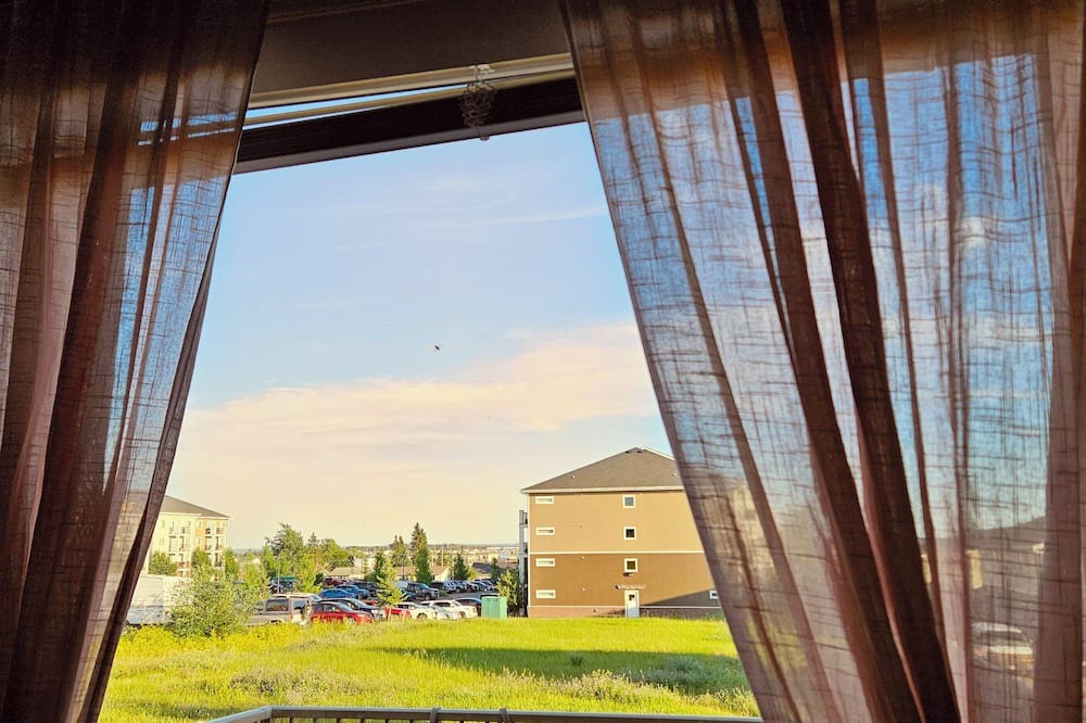 Fort St. John House | Family-size Spacious Executive Duplex
