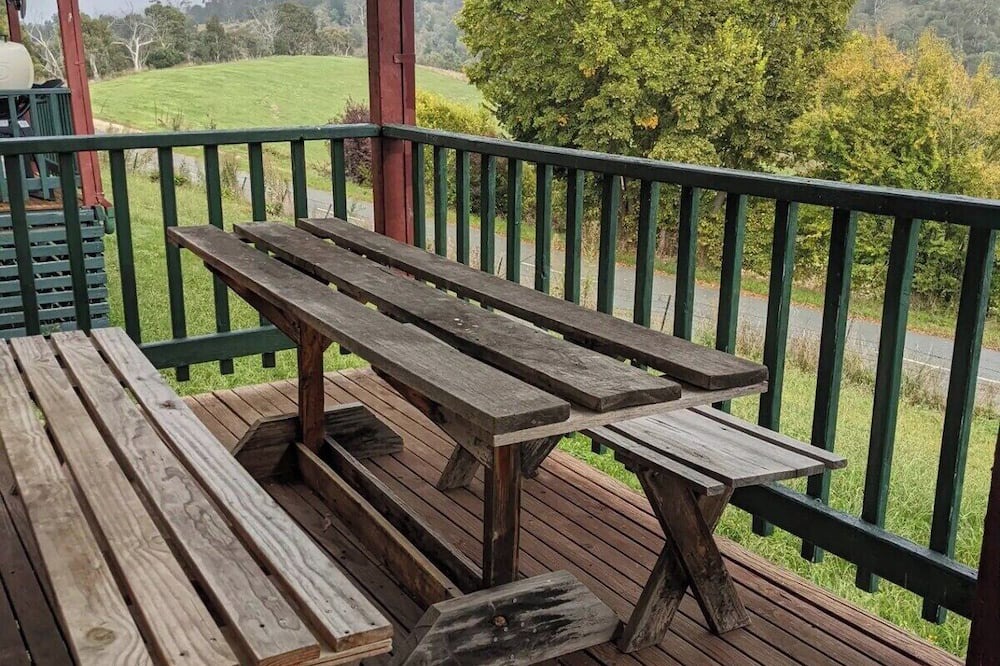 Omeo Cottage | High country cottage, majestic views & fireplace