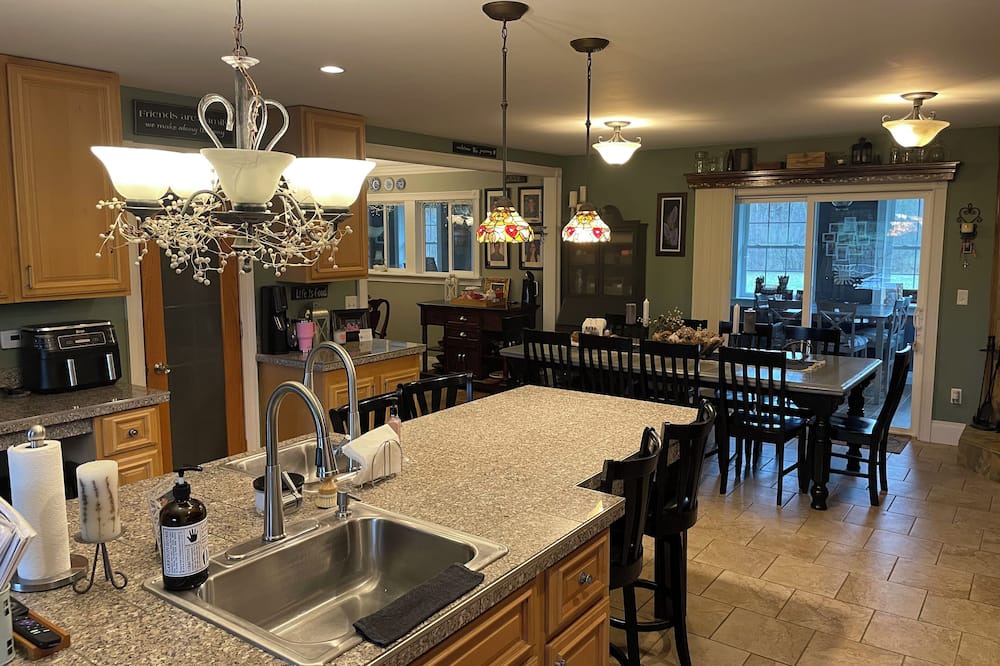 Canton House | 4500 Sq ft Large 5 Bedroom 4 Bath Home Close to Colleges