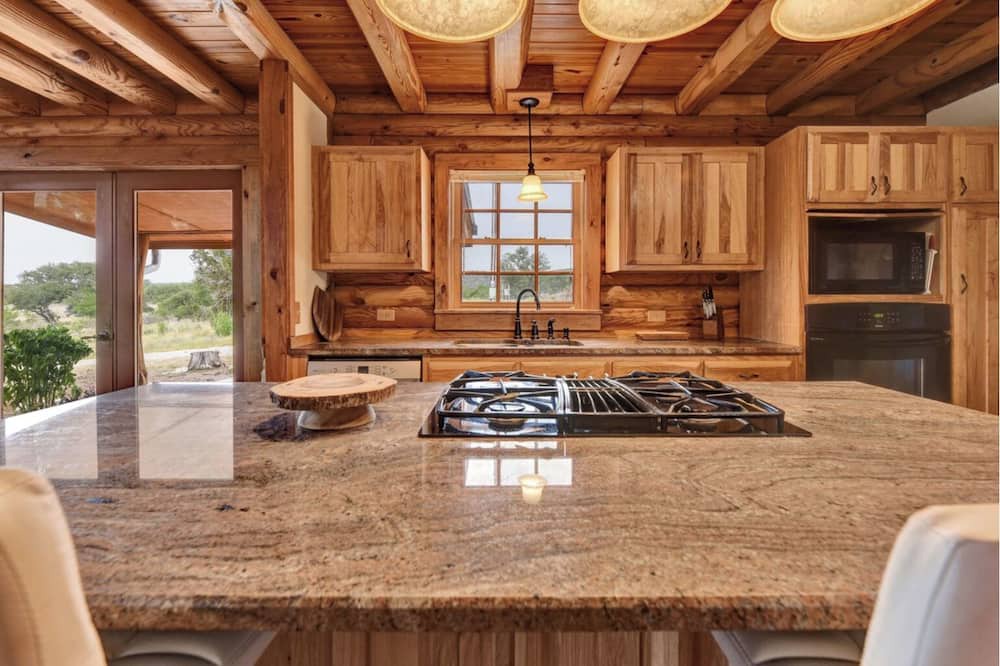 Burnet Cabin | EHAD RANCH 3-bedroom cabin in the Hill Country of Texas