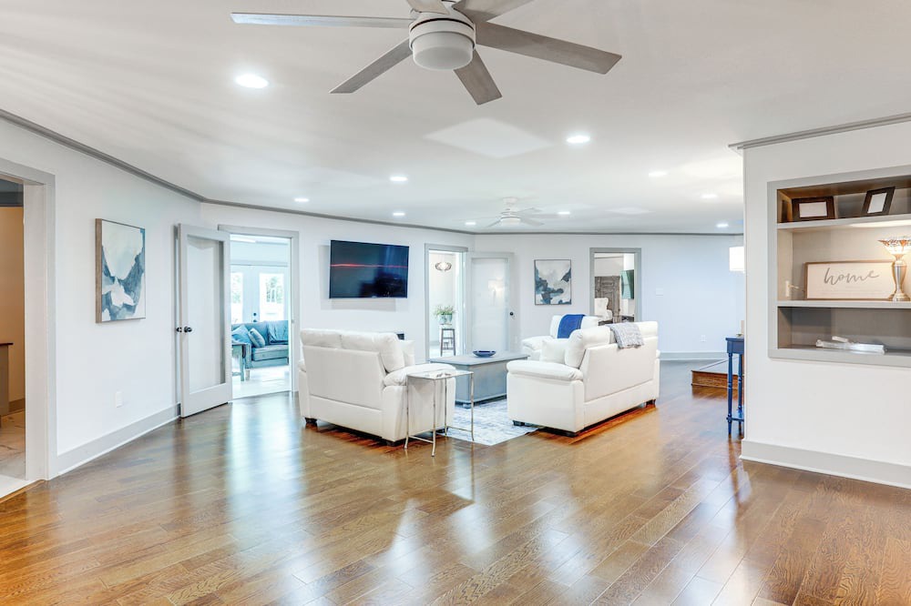 Burnside House | Group Getaway in Gonzales ~ 25 Mi to Baton Rouge!