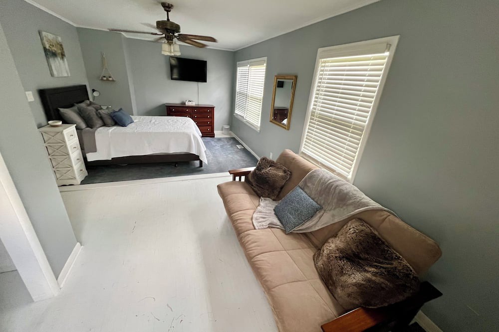 Oakhurst House | Charming 2-bedroom house in beautiful Tulsa with AC, WiFi
