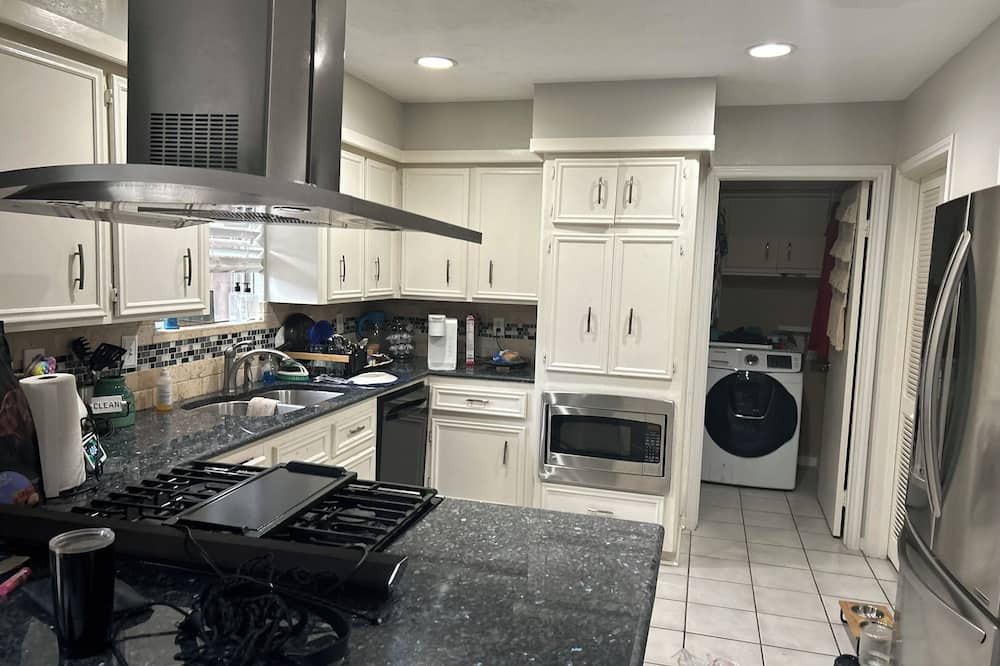 Quail Valley House | Spacious 4-bedroom house with POOL WiFi and AC in adorable Missouri City