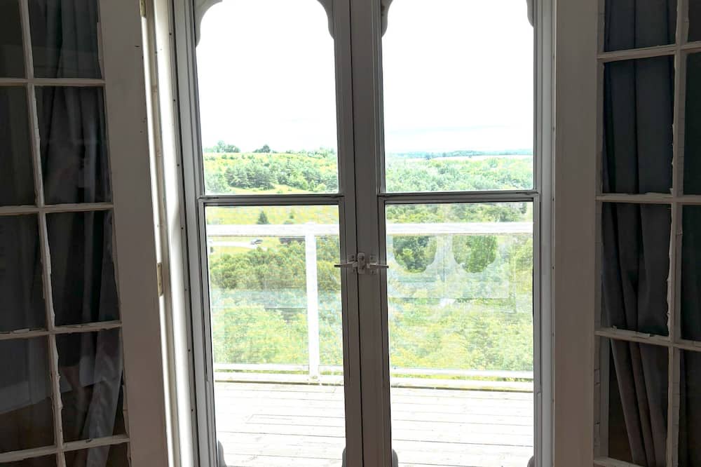 Port Hope House | 4600 sq. ft Beautiful Farmhouse With Spectacular Views in a Fantastic location