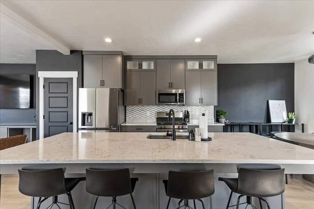 American Fork House | New! Onyx Oasis | 2 Car Garage | TV | Central