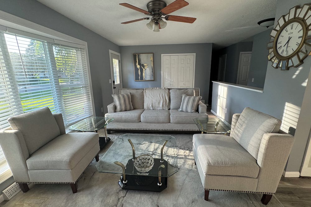 Brooklyn Park House | Spacious 5-Bedroom Retreat with Finished Basement - 18 Miles from the City