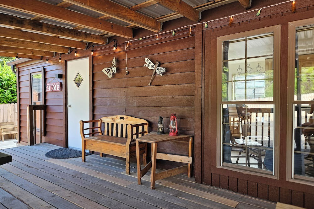 Lakeside Cottage | So much to enjoy at this 2-bedroom cottage in Charming Lakeside.