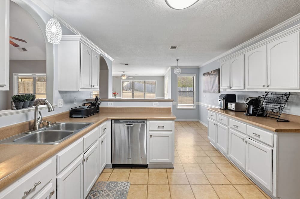 Olive Branch House | Cozy 4-bedroom house family and pet friendly home in Olive Branch with AC, WiFi