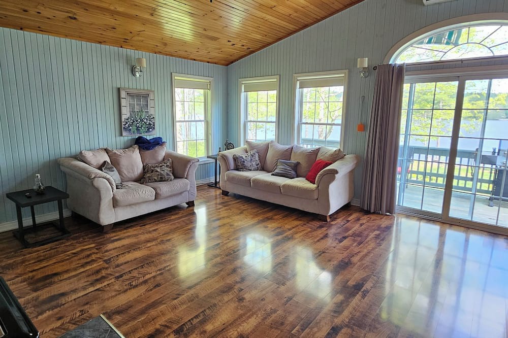 Smiths Corner House | Charming 3-bedroom house on the Lake with Hot tub
