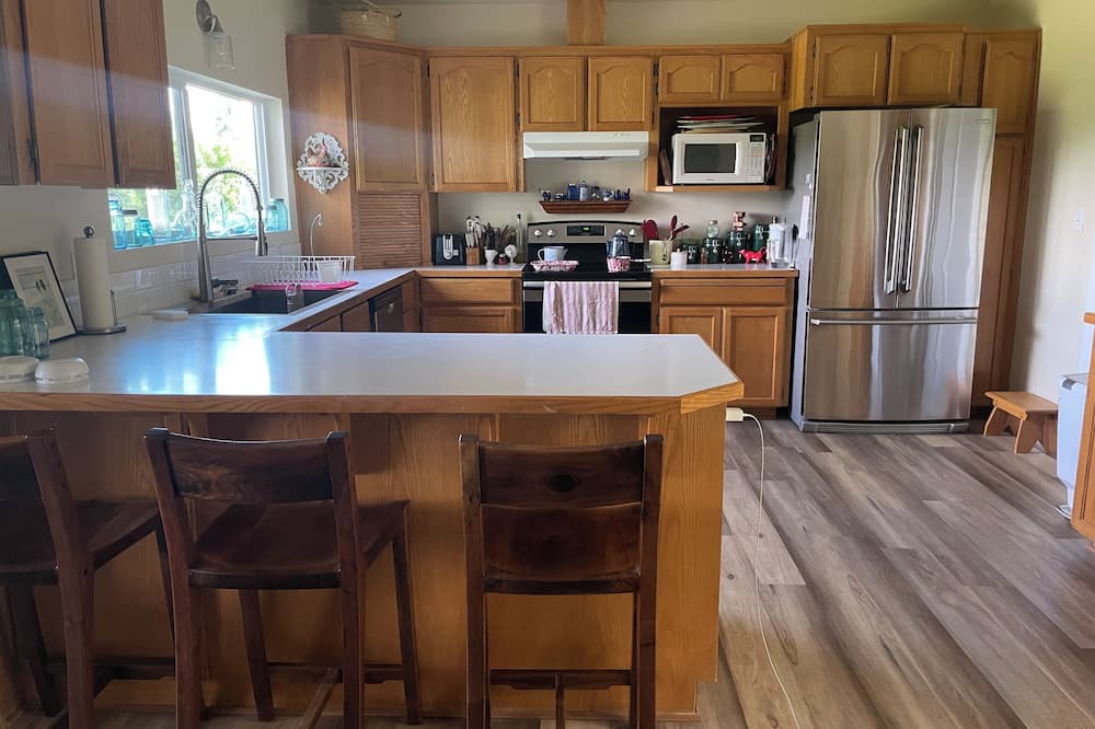 Scappoose House | Charming 3-bedroom house on 5 acres with WiFi and AC in delightful Scappoose