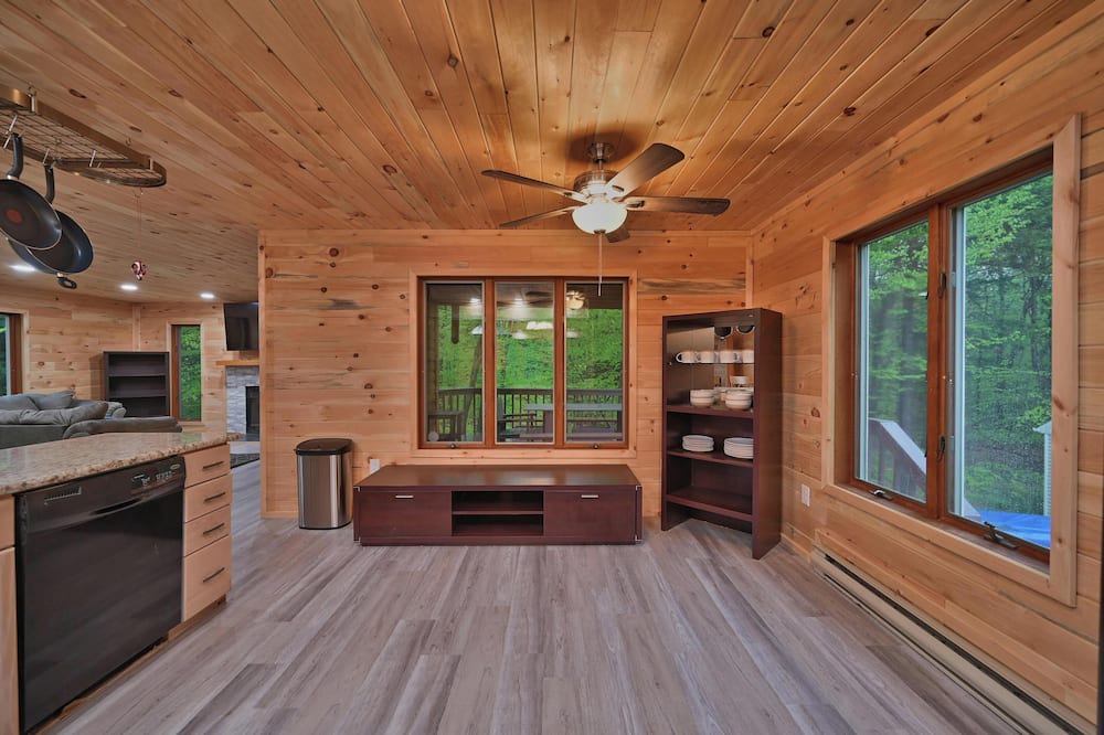 Tunkhannock Township Cabin | Spacious 5-BR cabin MINUTES from INDOOR waterparks/Sking-Hottub,Gameroom,PETS<3