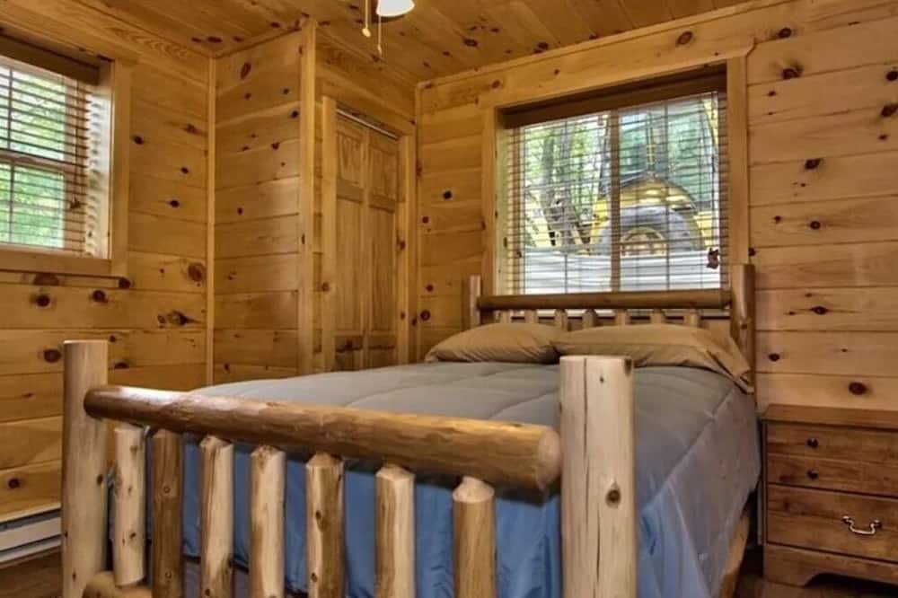 Hickory Hills Cabin | Luxury Cabin Sleeps 14 w/Game Room,HOT TUB,FIRE PIT,BB Court! 5min to SKI SLOPES