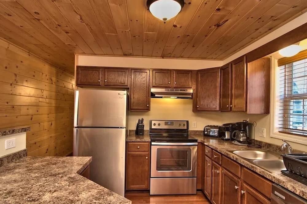 Hickory Hills Cabin | Lux Cabin-5min to SKI SLOPES, BIG game room/Bar, BB Court, HOT TUB, FIRE PIT!