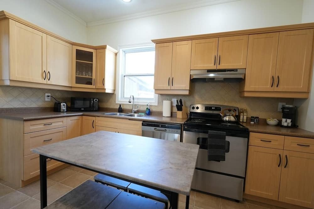 South London House | Cozy 2BR in Wortley Village + 2-car Parking + WiFi