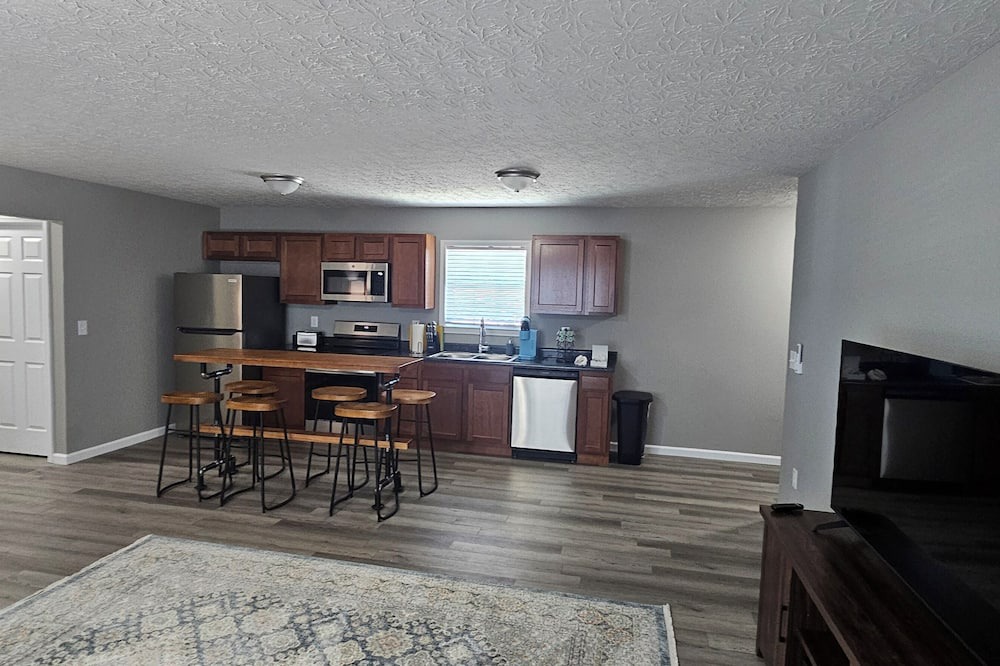 Morehead Apartment | Two bedroom and two bath, with soaker tub downtown in Morehead.