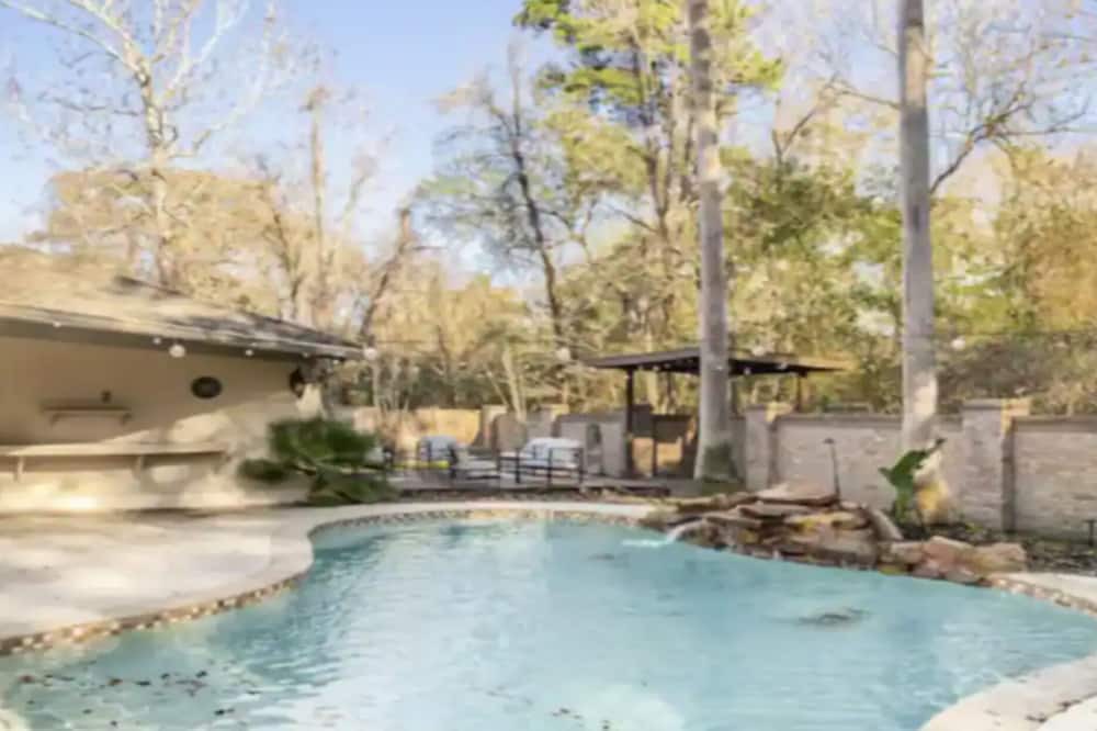 Barrett House | 12 beds, Pool, Parking, Large backyard, Pet friendly