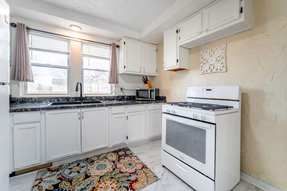 Akron House | Large 5-Bed, 2-Bath Central Akron Group House