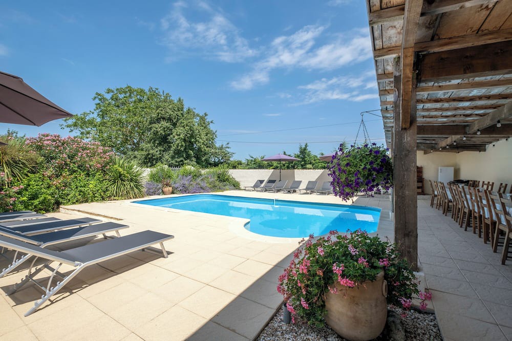 Sud Charente House | Holiday Home 'Domaine Chez Les Rois' with Private Pool, Private Terrace and Wi-Fi