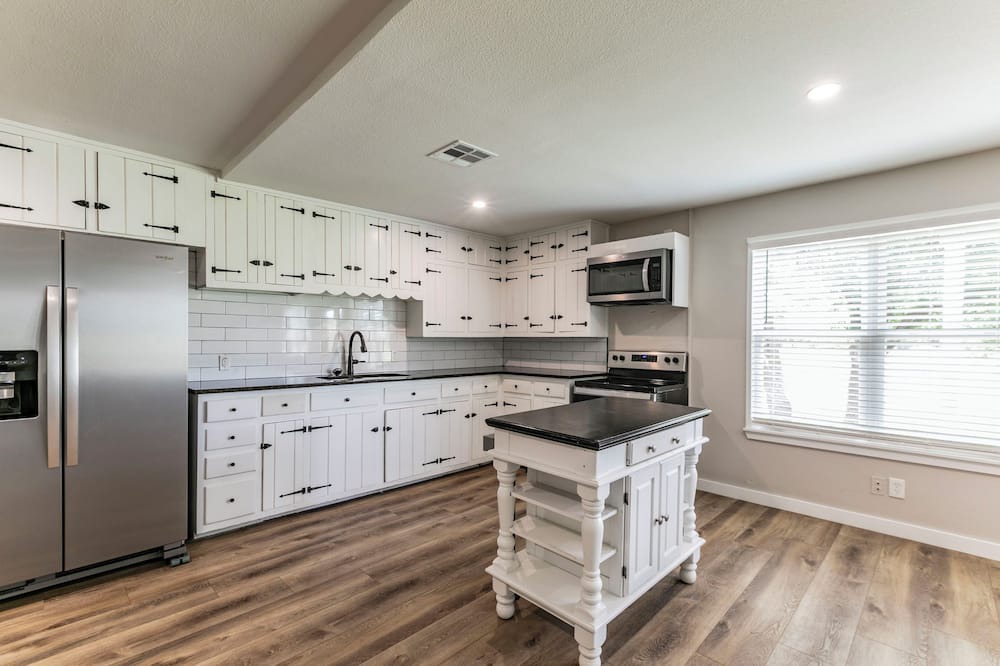 Salado House | Charming barn with 2 bedrooms and WiFi, AC in Salado