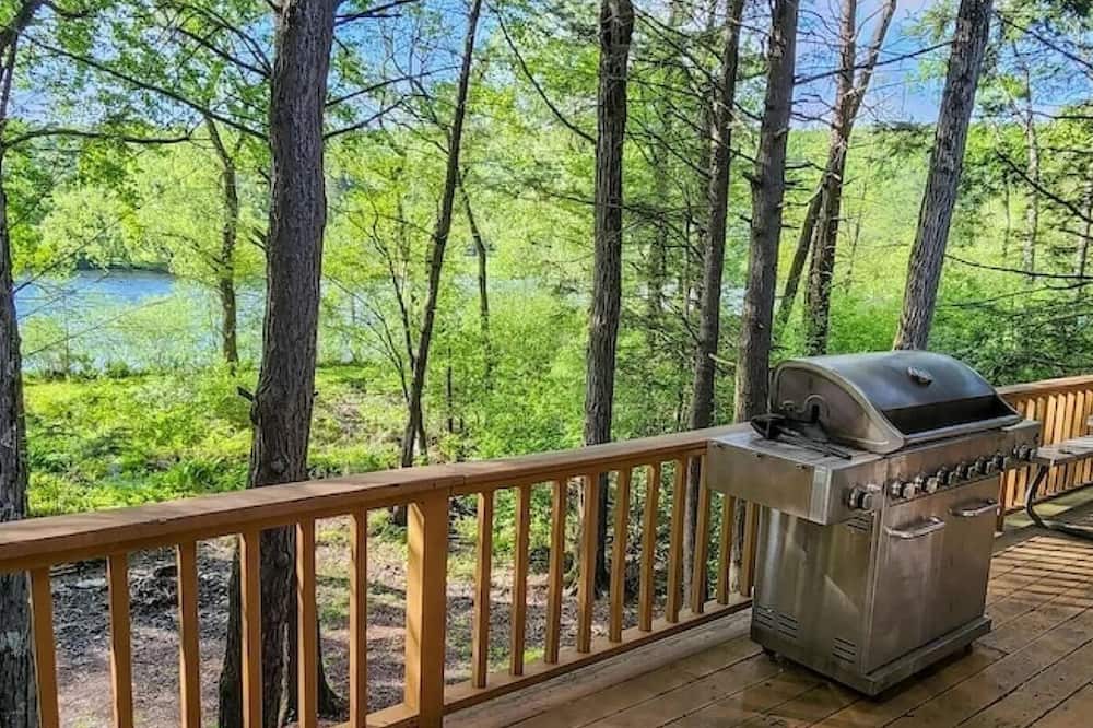 White Haven Cabin | LAKEFRONT w/HOTTUB/FIRE PIT/Arcade GAMES/5 MIN TO SKI/Sleeps 14+ Pet Friendly