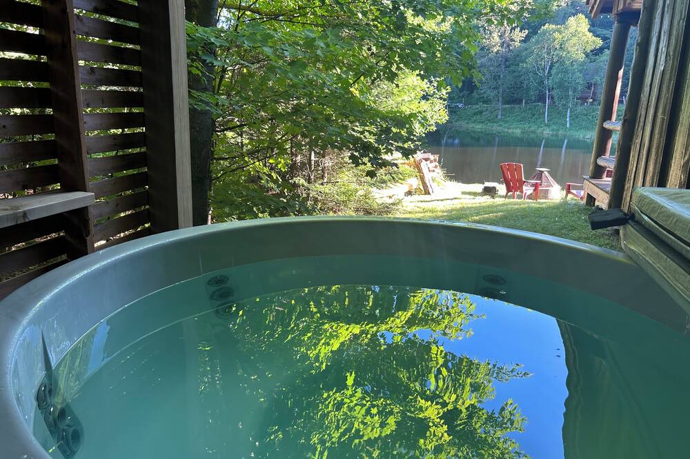 Wentworth-Nord Ski Chalet | Nature cottage, nature's front row seat right at your spa or fireplace