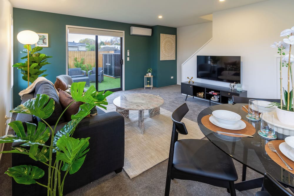 Christchurch House | Serene Living: 2-bed w/Carpark