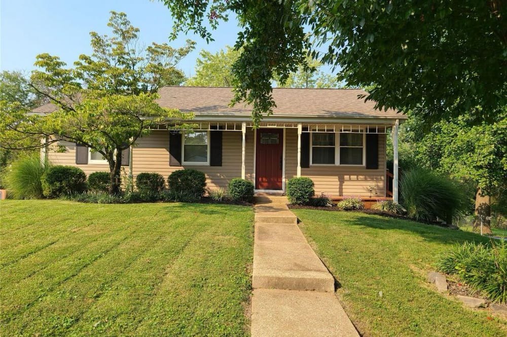 Ballwin House | Charming 1-bedroom in basement with AC, WiFi in awesome Ballwin