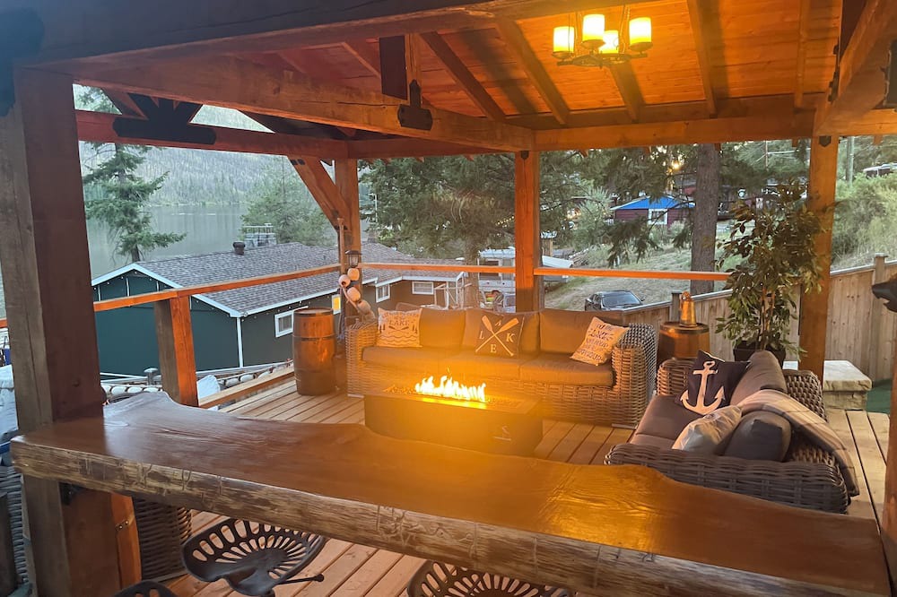 Loon Lake House | Cozy Lake front Lodge, great trout fishing. Pet-Friendly!