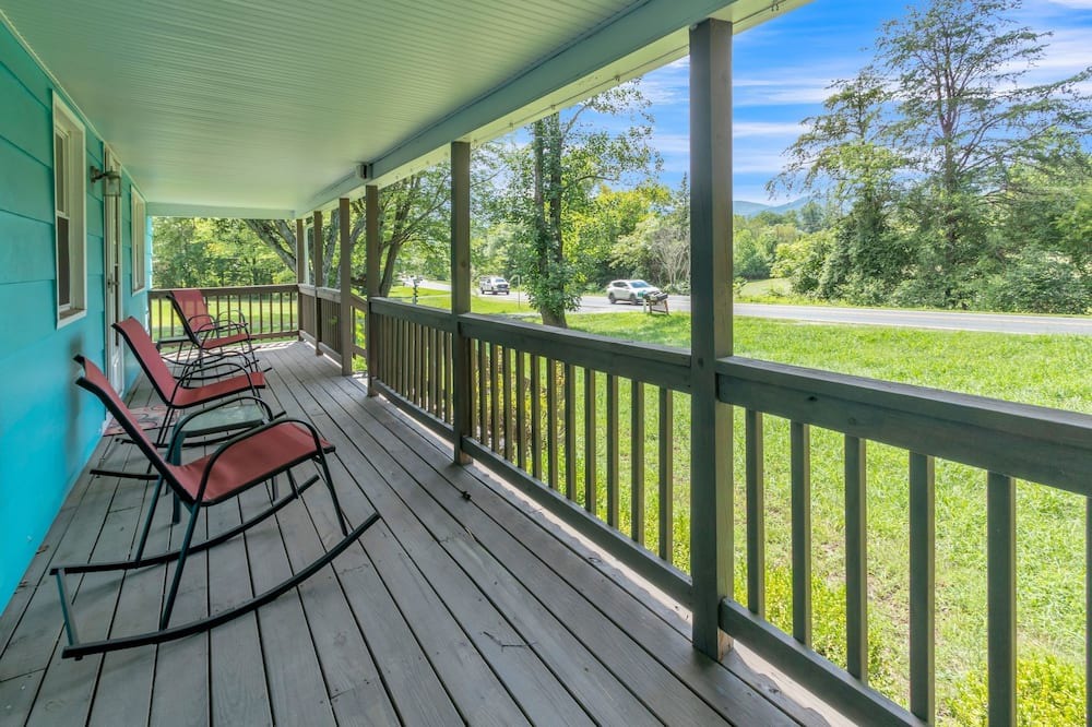 Afton Cabin | NEW LISTING! The Road House (2-Bedroom Cabin) - Pets Allowed by RedAwning