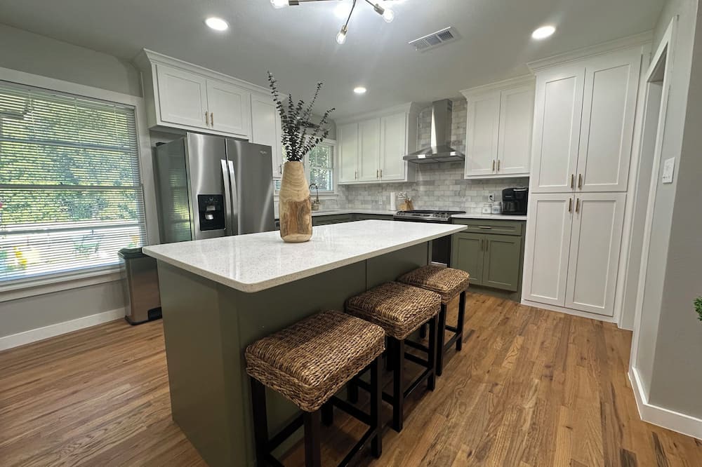 Lancaster House | Newly Remodeled 3-bedroom house with lots of amenities