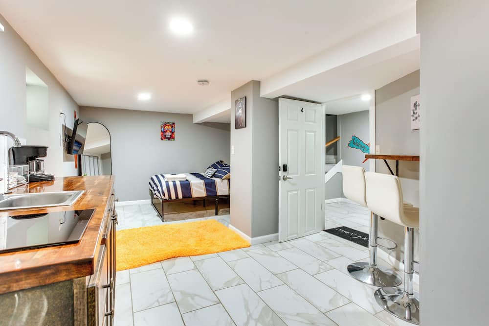Elizabeth Apartment | Elizabeth Studio, 2 Mi to Mills at Jersey Gardens!