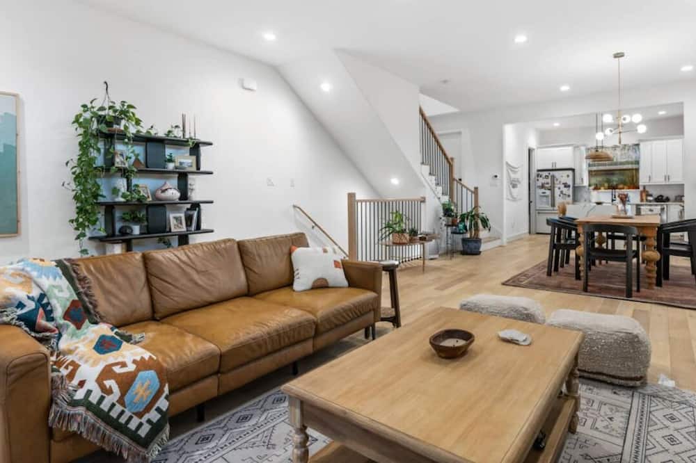 Lazybrook/Timbergrove House | Spacious, pet friendly home with Yard and EV charger