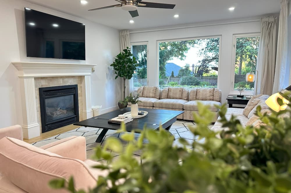 East Newton North House | Private Resort Like Stay in Metro Vancouver