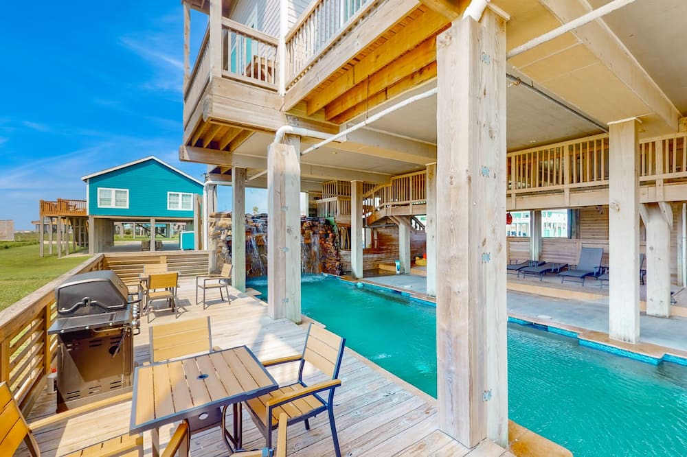 Gilchrist Apartment | Beachfront studio w/ ample outdoor activities & stunning views