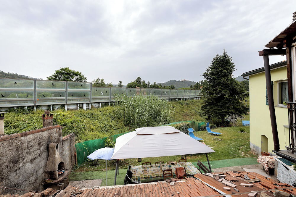Beverino Apartment | Apartment 'La Casa Sulla Collina' with Balcony, Wi-Fi and Air Conditioning