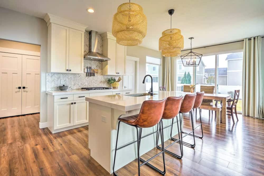 Vineyard House | Luxury Home-Pool-Pickleball-Hottub-FamilyFriendly-Toys