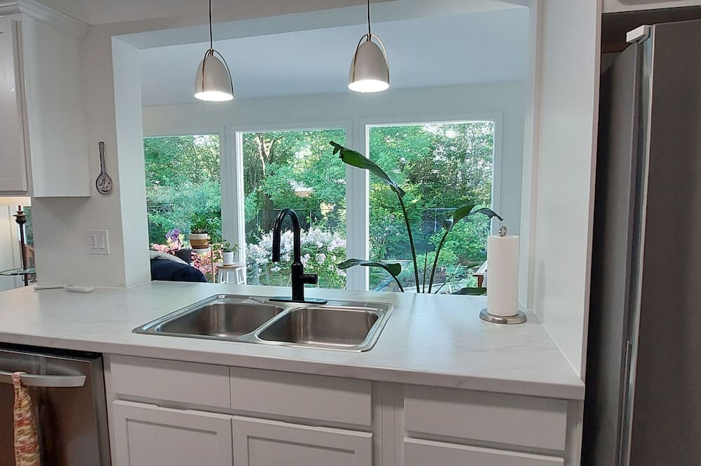 Yarmouth House | Lovely 2-bedroom accommodation with private garden minutes from Maine ferry.