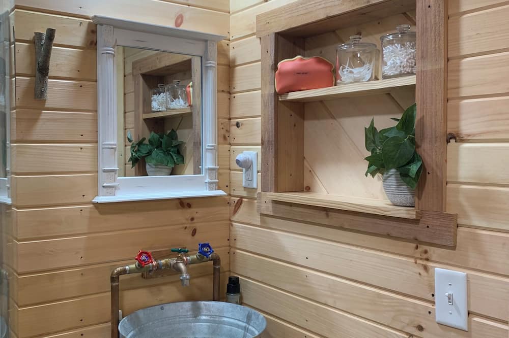 Chandlersville Cabin | Cozy Cabin near The Wilds- Pet Friendly
