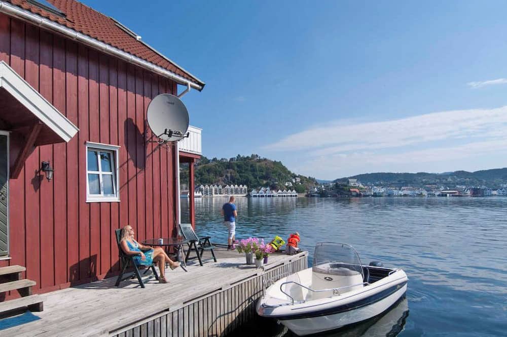 Flekkefjord Apartment | "Holiday apartment "Fagerstrand 2", Flekkefjord, in a beautiful location directly on the water, southern Norway, 2-3 persons, or 2 adults and 2 children, internet, living-dining area, 1 bedroom, 1 bathroom, non-smoking, changeover day Saturdays, n.