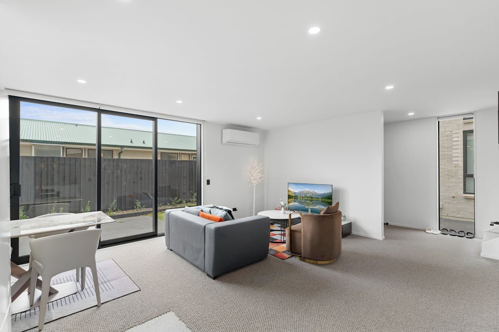 Sydenham House | Chic City Townhouse Close to city center 2BR 1.5Bath