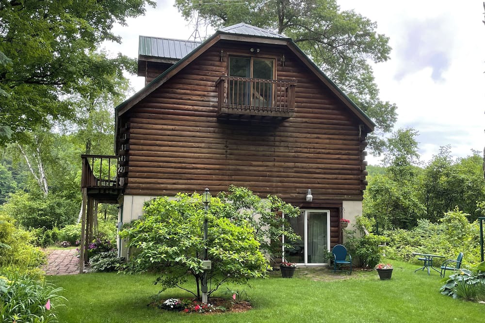 Paris Cabin | Your Own Nature Preserve