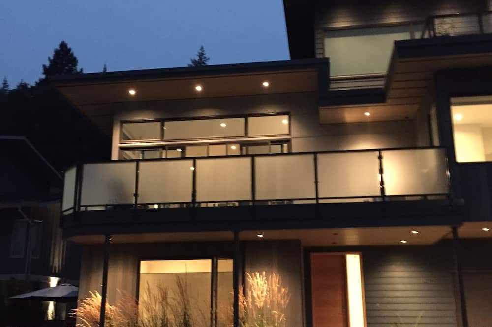 Squamish House | Modern bright home, epic views, family friendly