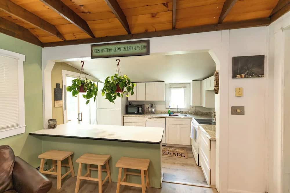 Windham Cottage | Quaint Cobbetts Pond Cottage with Pond Views