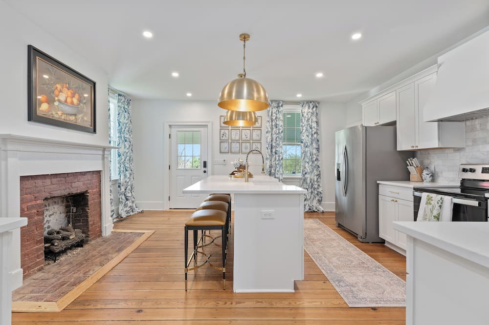 Bowling Green House | Charming 4-bedroom house in Bowling Green with WiFi, AC - 1700s Modern Reno